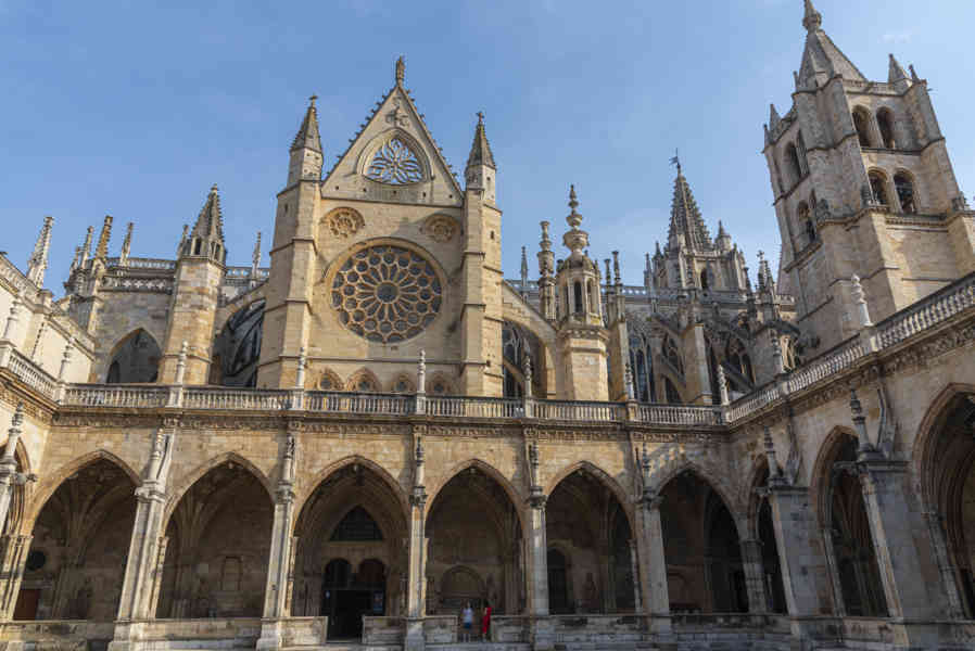 León 047 - catedral de Santa María de León - claustro.jpg